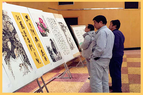 2018年1月，西柏坡發(fā)電公司舉辦第三屆迎新書畫展，員工們以筆墨表情達意，以書畫靜心舒懷.jpg